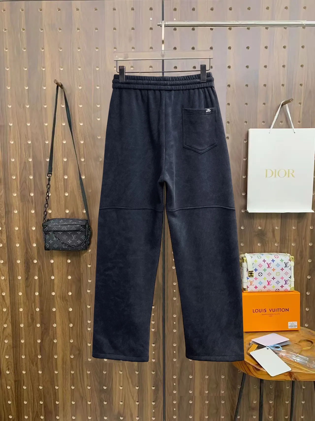 Balenciaga 🆕2026 Autumn and Winter New Arrival Casual Pants! The official website will be released simultaneously. Brand Classic LOGO casual pants, customized fabrics, excellent comfort and strong touch. Highly recognisable, perfect appearance and craftsmanship. Size:M-3XL
